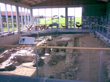 Überdachte Mauerreste des Römerbades