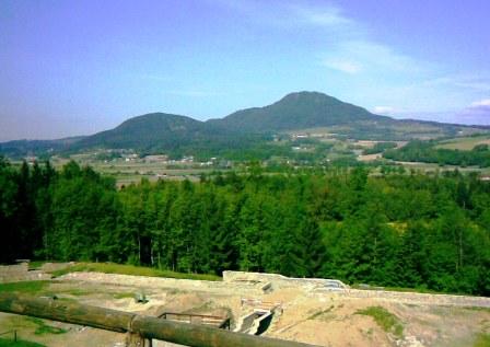 Ansicht der Kampfarena von der AQussichtsplattform. Hintergrund: Ulrichsberg