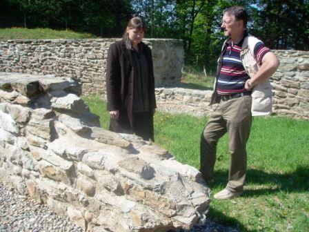 Ansicht des nördl. Mauerbogens. Bild mit der Archäologin - Frau Mag. Regina Barlovits und Hr. Alfred Platschka (webmaster: www.lechrain-geschichte.de)